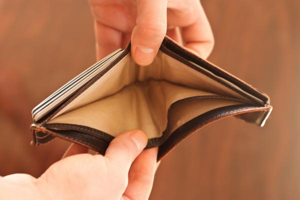 Hands holding an empty purse / wallet. ©shutterstock/MCarper